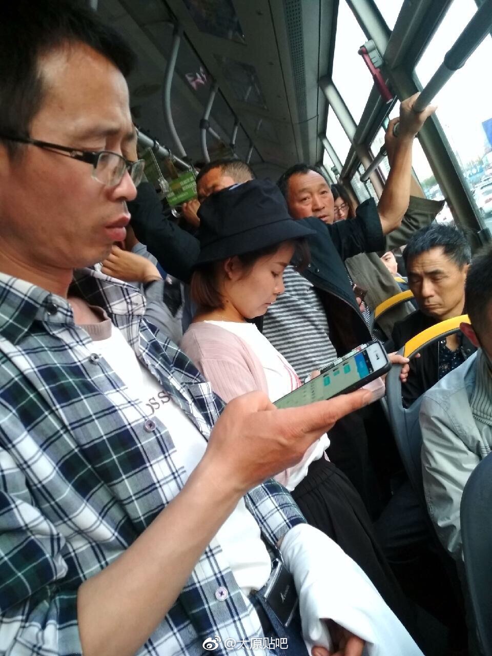 还记得太原877路公交车上的那个“顶族”吗?