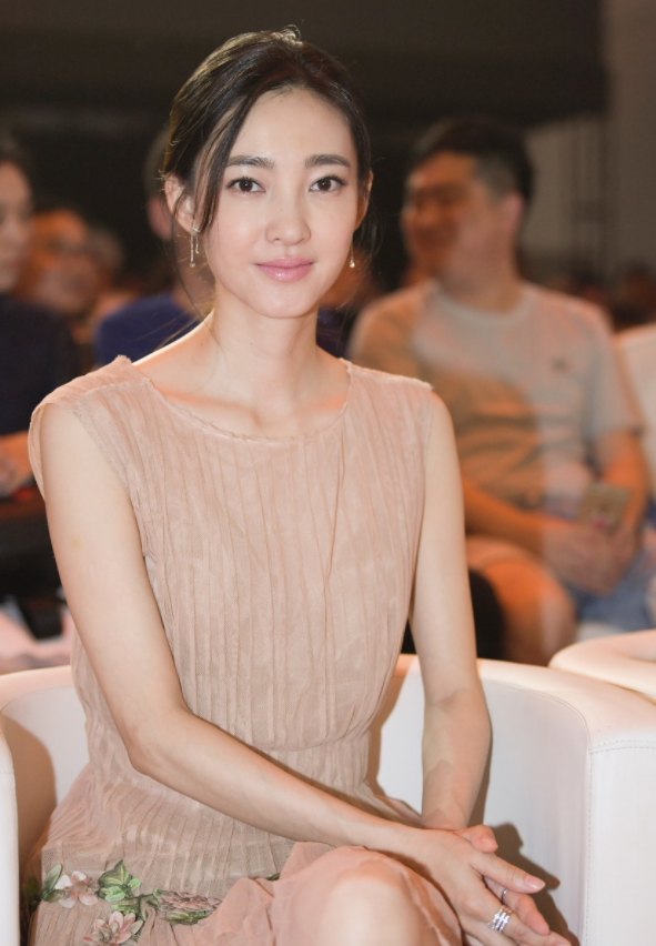 王丽坤出席某活动近照,清丽脱俗,不愧是"素颜女神"