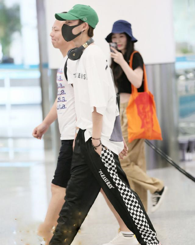 黑白格纹也时髦,易烊千玺穿了4次,小鬼还有格