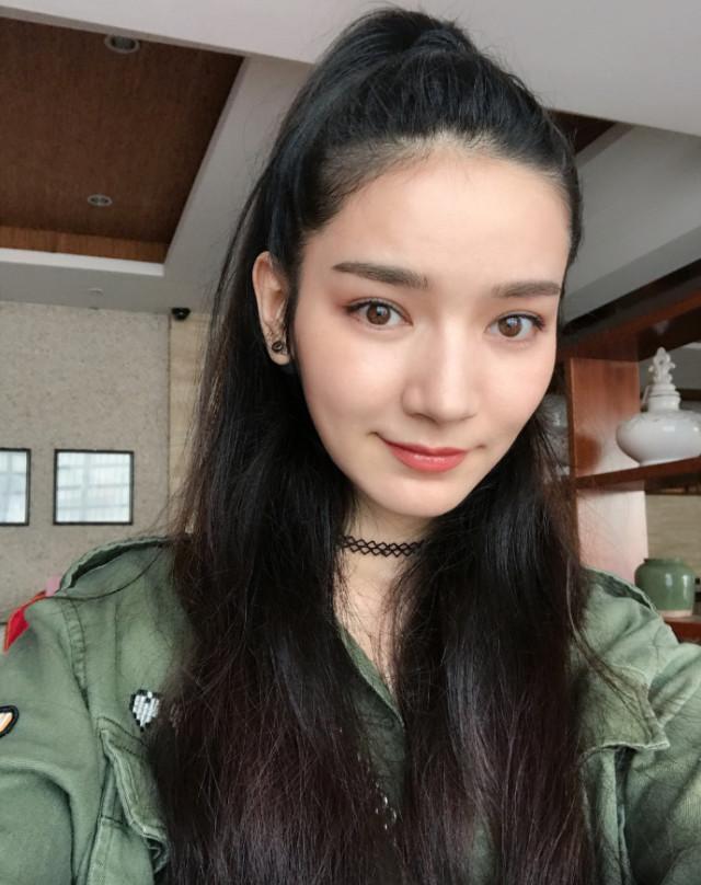 迪丽热巴的老板杨幂又签了一位新疆女艺人 气