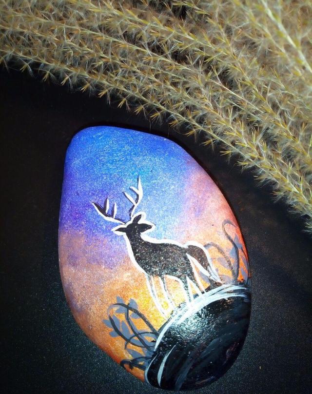 轻松画石头画星空鹿