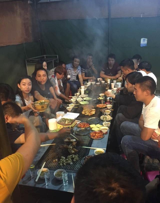 网评昆明排名第1的烧烤店, 凌晨都要等, 挤到连墙根角都没座位
