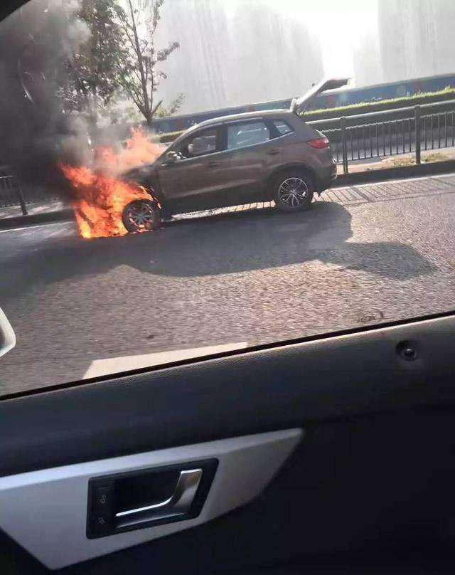 一款suv在重庆嘉华大桥北桥头自燃, 眼尖的来看看是哪款?