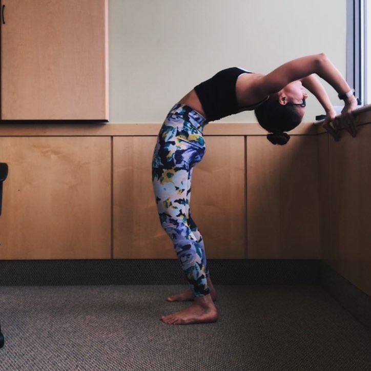 缓解背部僵硬,放松肩膀肌肉,这几个体式做得非