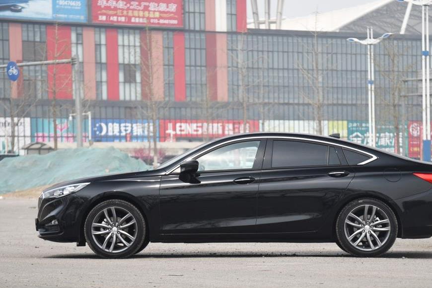 仅十几万的红旗轿跑，尺寸比迈腾大一圈，外形比奔驰E级还霸气