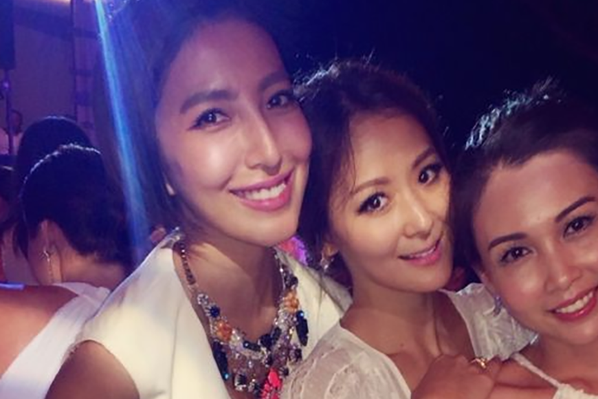 她是性感女神,一袭红衣嘴叼扑克,让人惊艳,却为