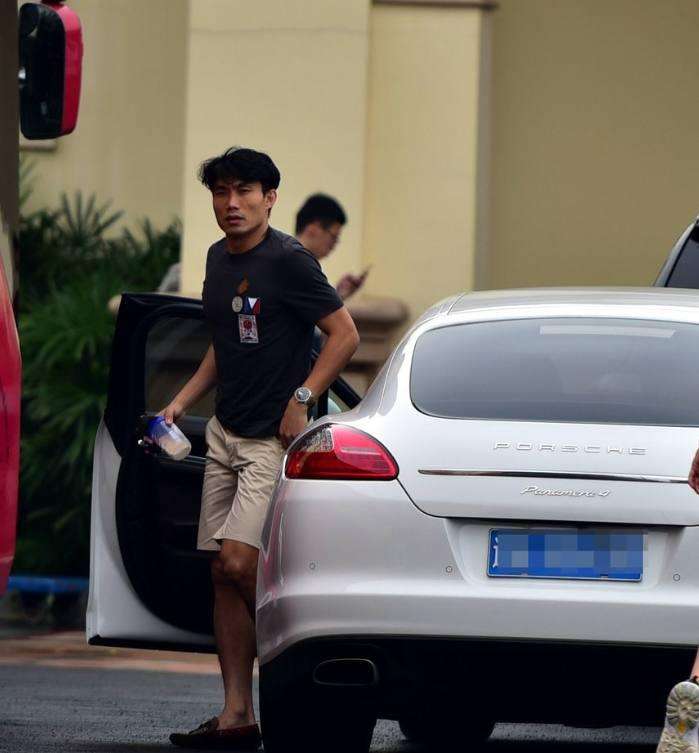 国足球员年薪排行:队长郑智才排第三,第一名你