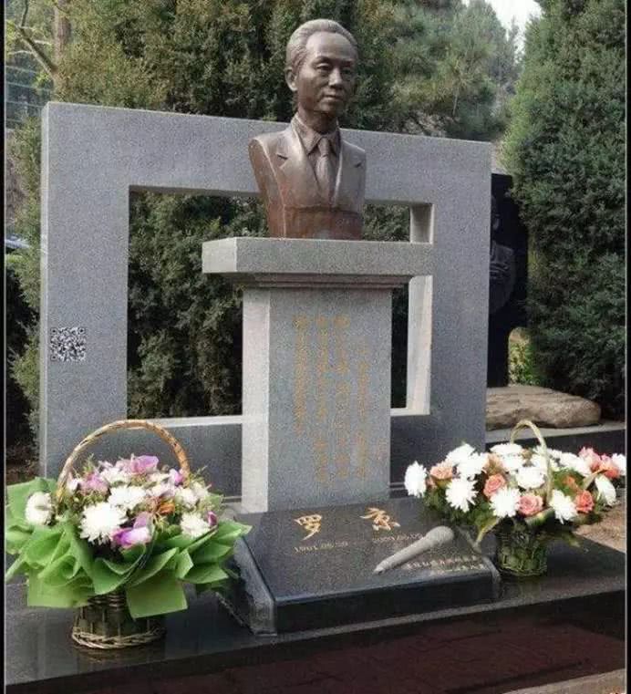 李咏因癌去世引爆热搜九年前他同样是因癌症去世