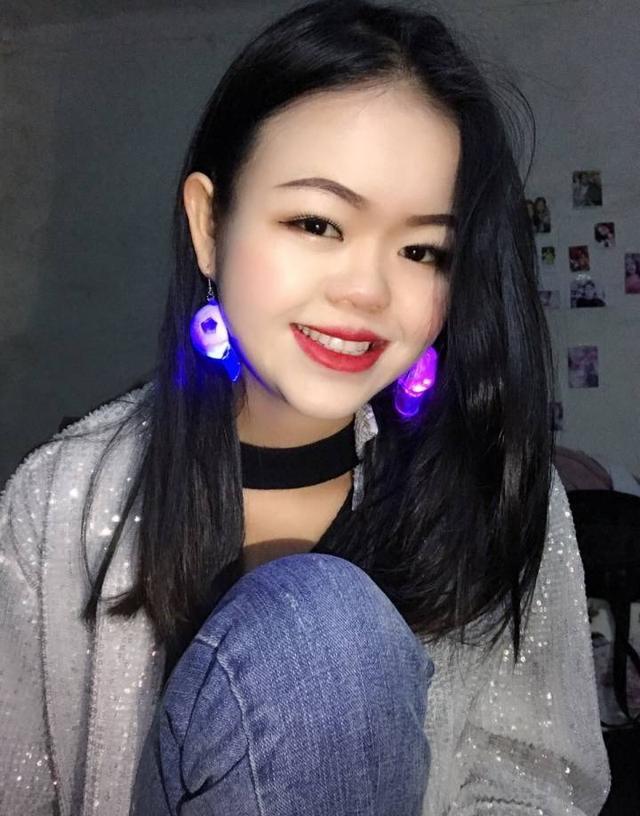 金哥后泰国又出最丑网红,身边小鲜肉云集,网友