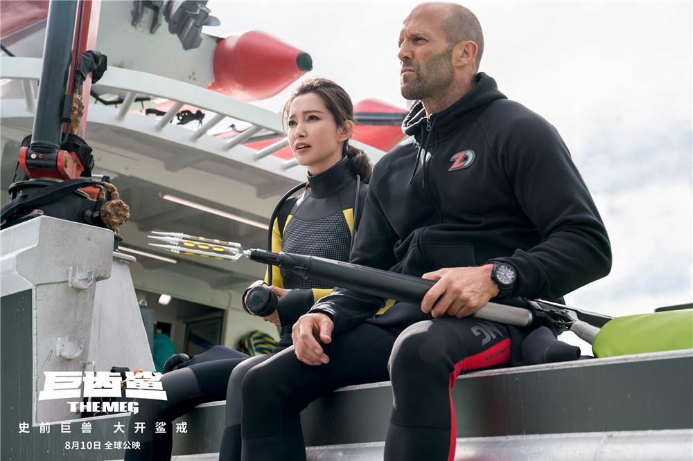 杰森•斯坦森成无敌猛男,和巨齿鲨恶斗也是很有一套