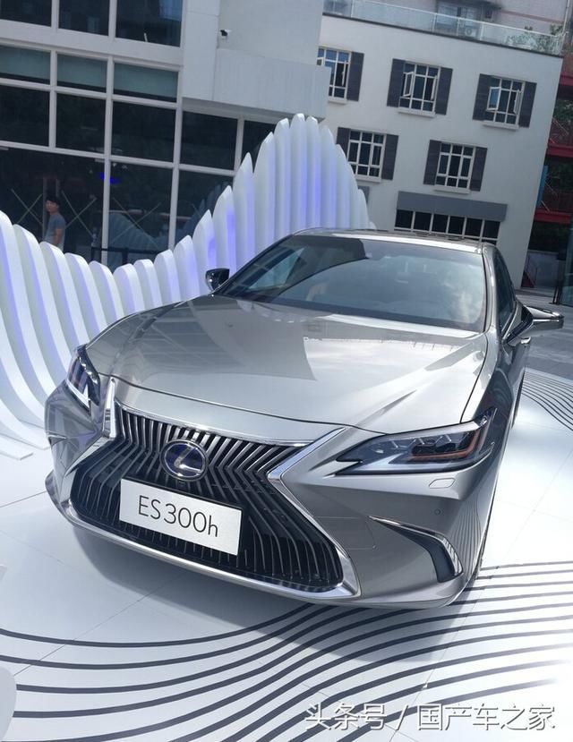 凌志es300h报价,凌志es300h价格 新雷克萨斯es300h实拍超音速钛银车身太帅了气场赶超b
