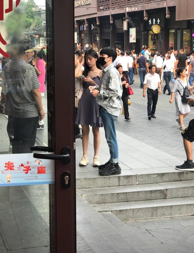 lol:石锤ig rookie与lol官方主持小钰恋情!