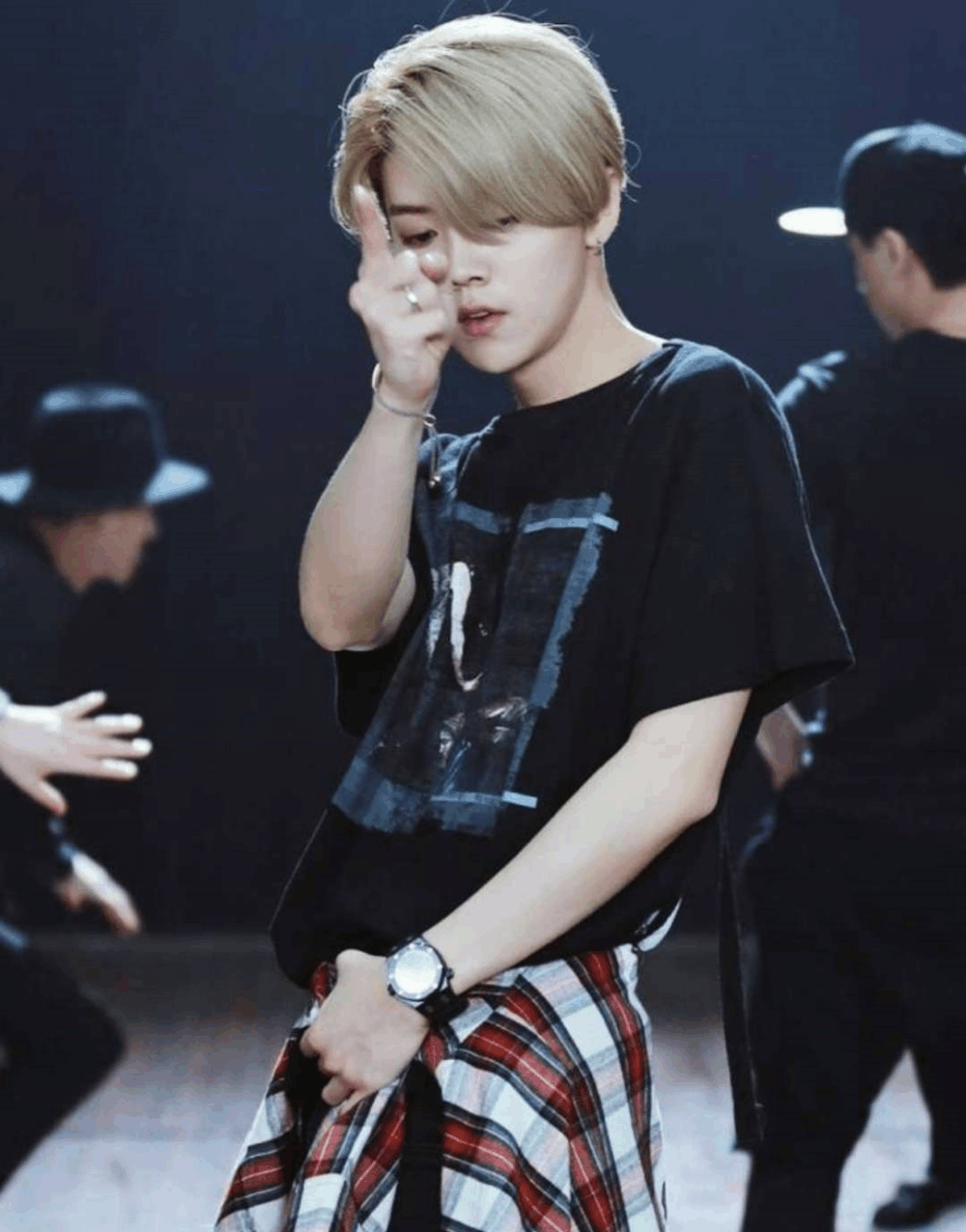 实力打脸!鹿晗说他重来不敷面膜,却被扒出早年