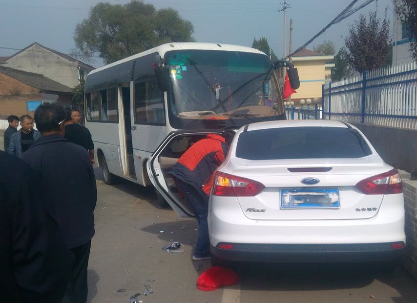 开车发生交通事故,先给谁打电话更保险?别只知