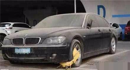 河南一豪车停放2年，拖欠停车费3万，但因一块车牌，保安不敢动