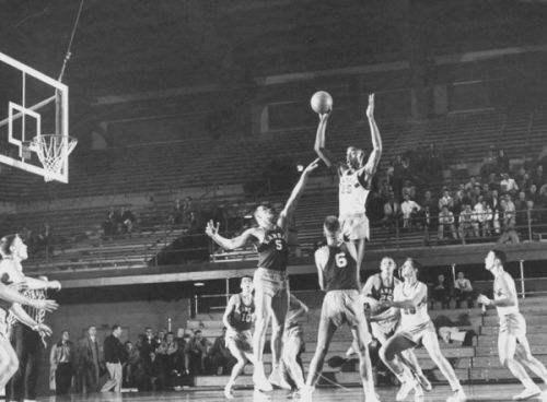 张伯伦奥尼尔身体素质谁更强?看完体测数据让