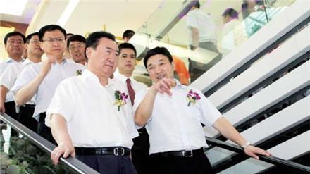 王思聪的父亲在广西开了一家酒店, 开业当天, 清一色豪车捧场!