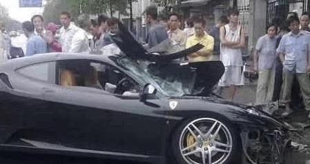 土豪500万法拉利被撞, 下车看到对方后笑了起来还来了个拥抱