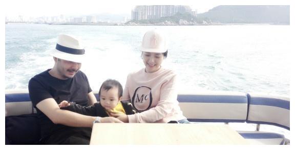 杨乐乐与汪涵结婚十二周年，微博晒出照片：今天属于我们