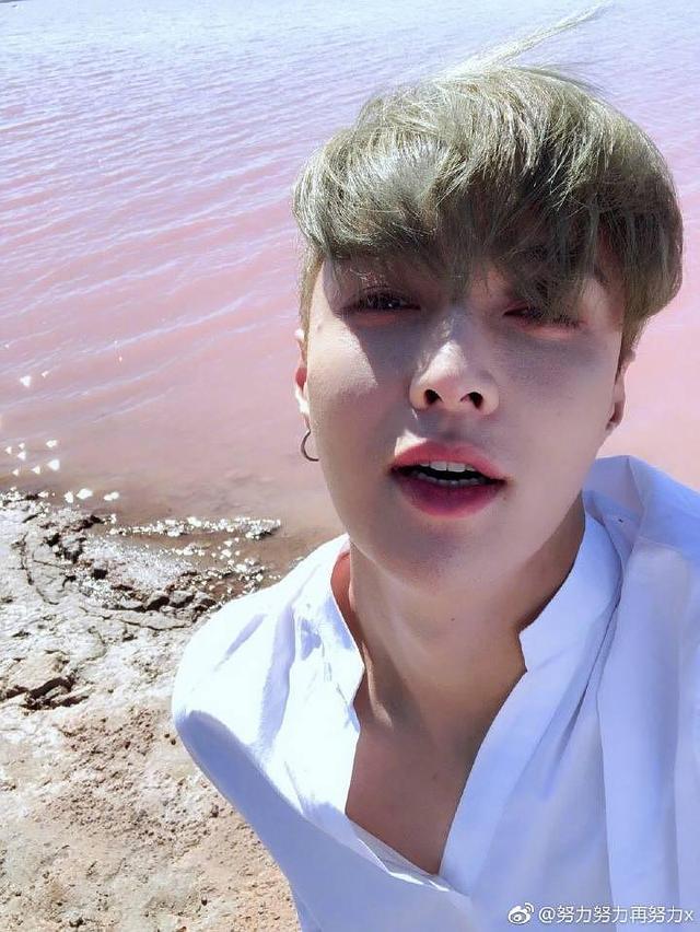 张艺兴最新的微博自拍画风跑偏太多了吧,男星