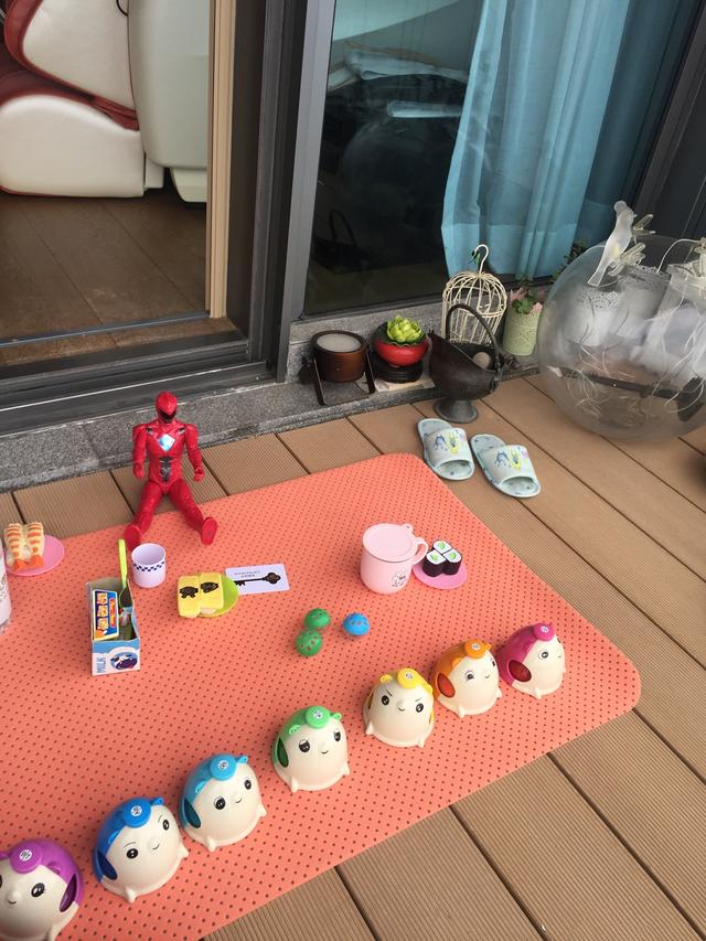 asper邀请外公和好友一起吃火锅,因太累睡姿豪