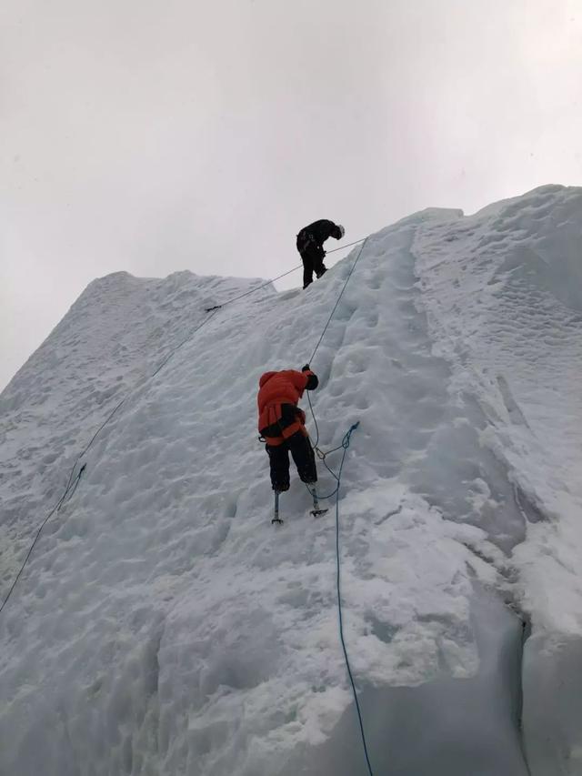 挑战不可能!没有腿也能登上珠穆拉玛峰峰,69岁老人战胜了不可能