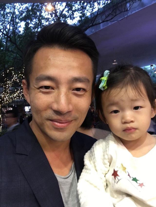 汪小菲节目中喝酒放飞自我,一个表情惹恼大s,网友:要跪键盘了