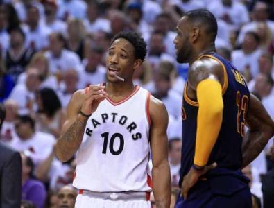 骑士打猛龙到底有多轻松?詹皇当场剪指甲,官推