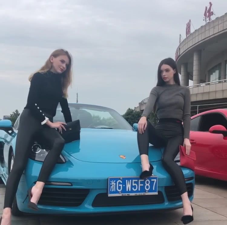 体育馆偶遇蓝色保时捷跑车，还有俩外国女模，网友：要右边那个！