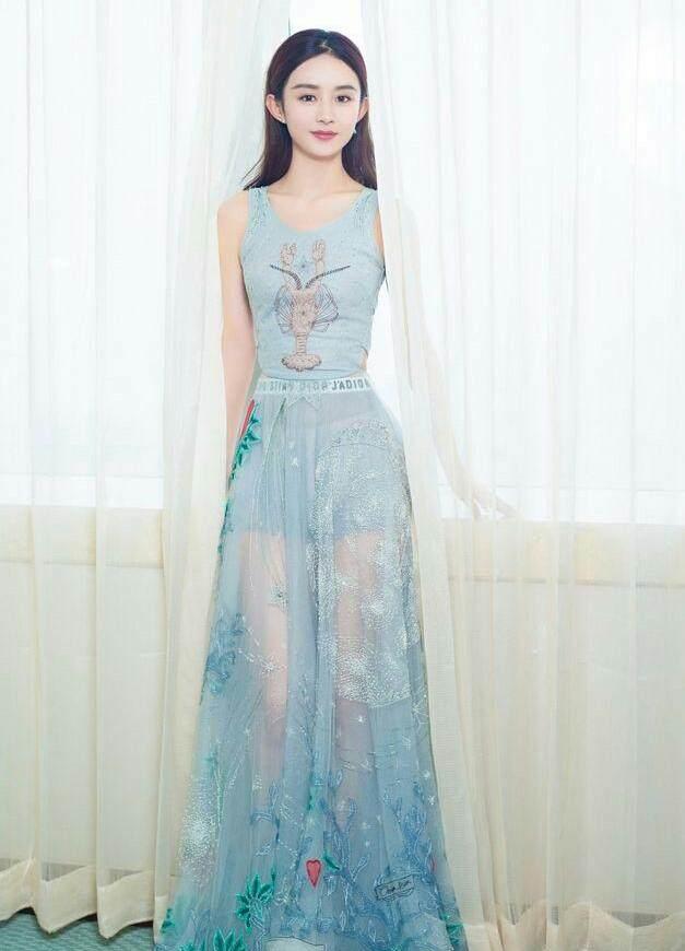 赵丽颖霸占整个街的5条裙子,第2件挪不开眼睛,宛如仙女!