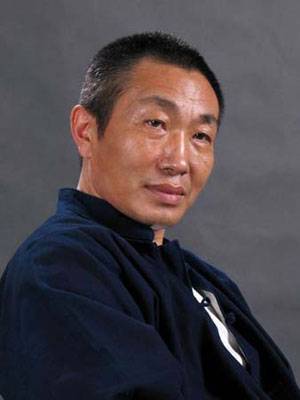 祖籍山东,内地男演员,1982年毕业于中央戏剧学院表演系,毕业后在