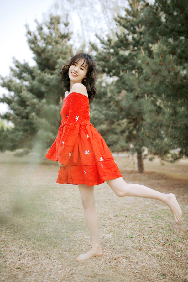 郑合惠子,清新靓丽的微笑搭配一字肩小红裙,女神范儿