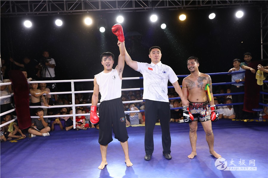 太极拳PK自由搏击中外对抗赛震撼上演 中方五