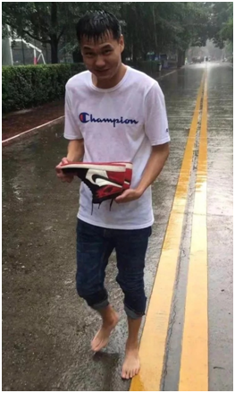 我能踩在你的AJ上亲你吗?男生回复令人尴尬,网