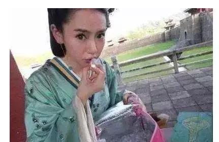 杨幂没包袱袁咏仪俩空调,来看看明星拍戏花式