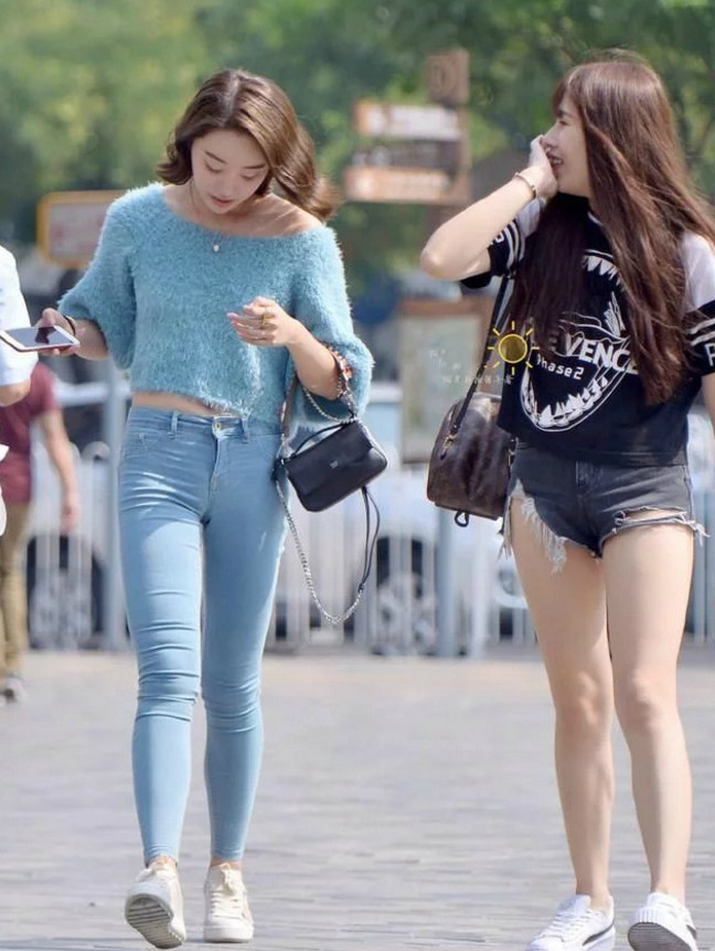 街拍,图2微胖的小姐姐很有女人味|小姐姐|心机|超短裤