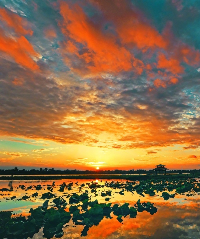 不管人间是与非,白云流水自相依