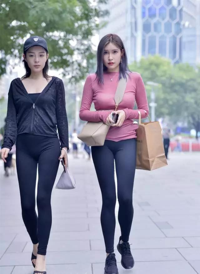 街拍: 两个紧身瑜伽裤的美女和白色伞裙的妹子, 你绝对满意