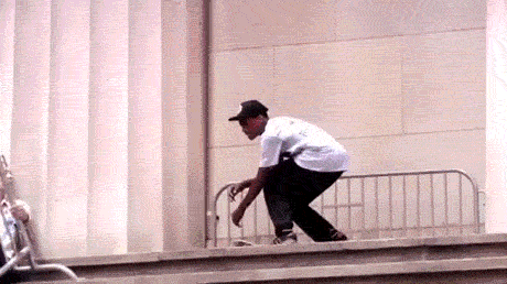 搞笑gif:女司机的一波精彩操作,吓得哥们摩托车都翻了