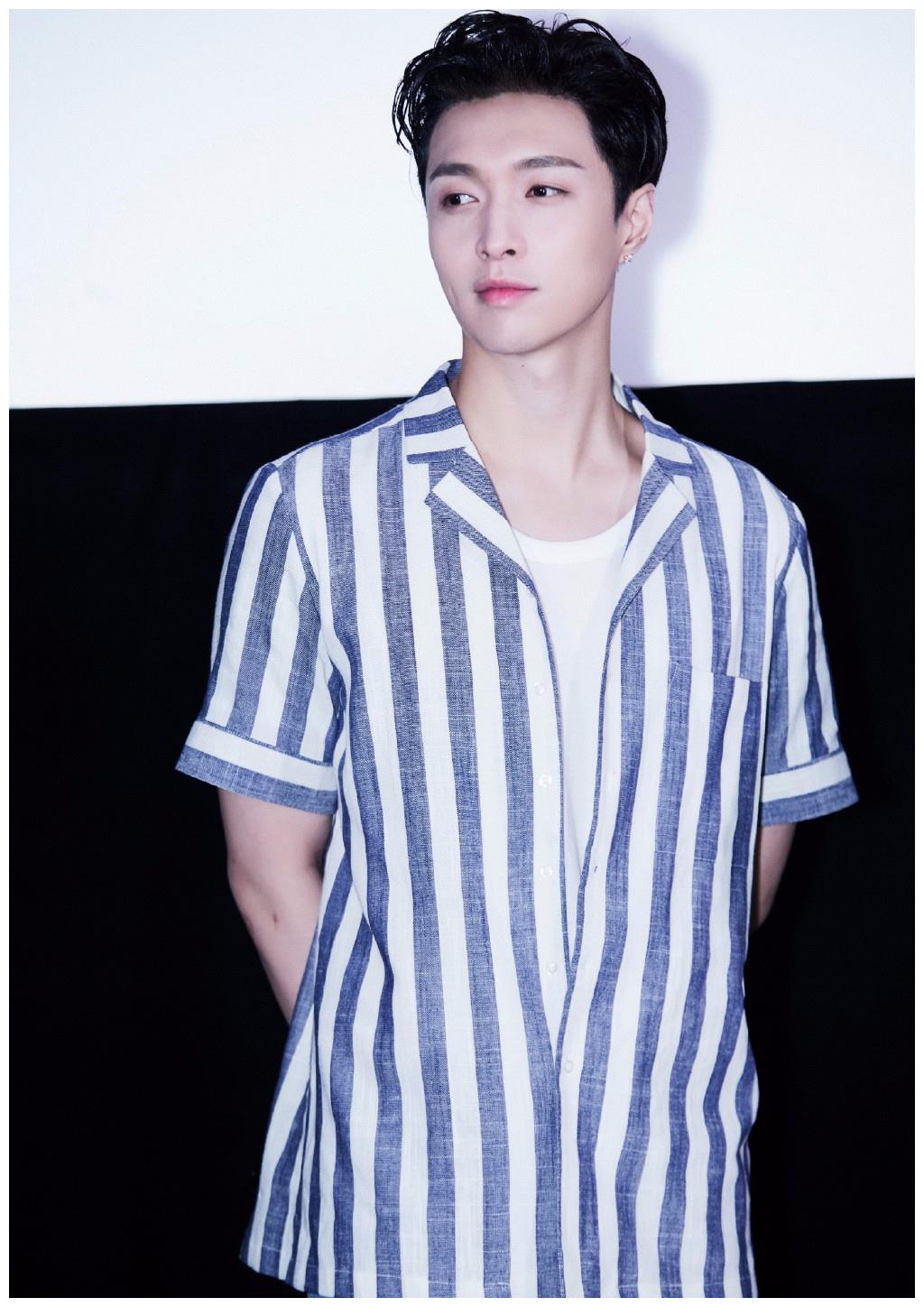 张艺兴条纹衬衫当外套,破洞牛仔裤成亮点,网友