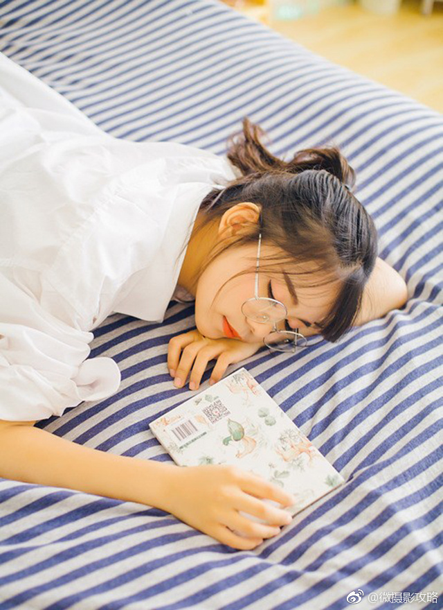 阳光白衬衫戴眼镜女生居家生活写真集