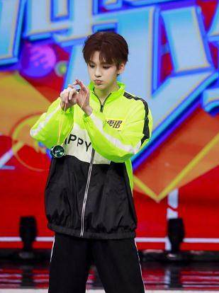 朱正廷爆料乐华七子微信群,与9%男团相比,这个