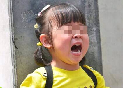 5岁孩子总闹肚子疼,爸爸查看监控后,一脸气愤