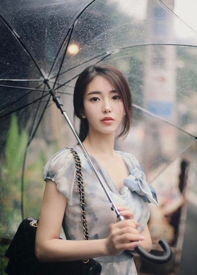 若是雨具不齐,你愿意一人撑伞还是两人淋雨?