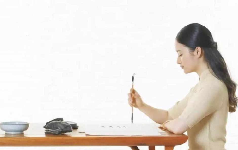 在我印象中,练毛笔字不都应该是这样的吗?