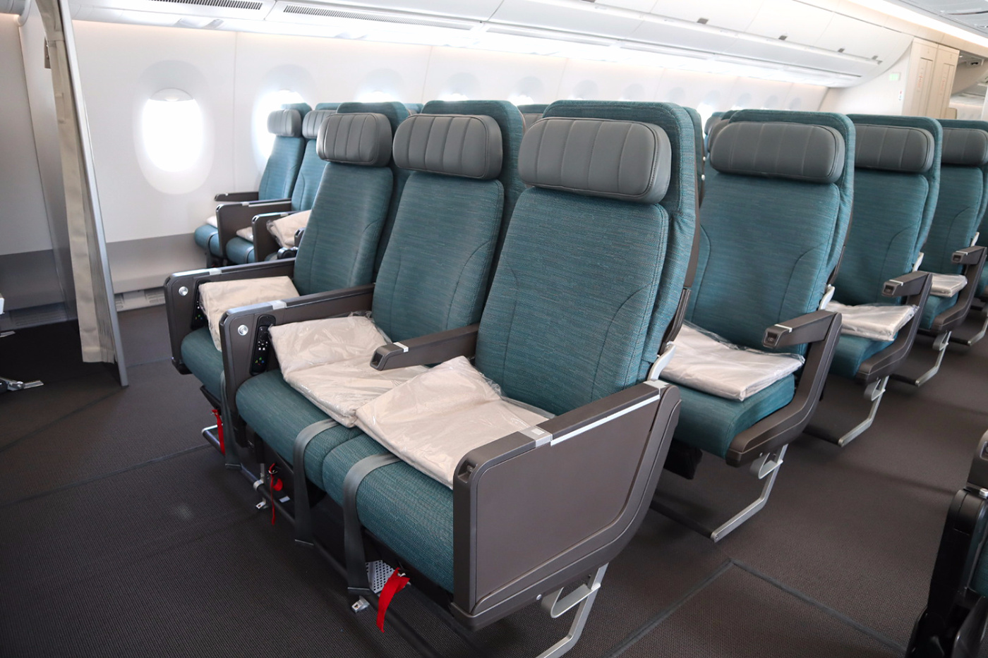 a350-1000座位图国泰,空客a350-1000座位图 交付| 不止是更长,国泰首架a350-1000交付,细节又赢了