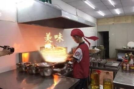 囧哥:中华小当家作者要学王刚