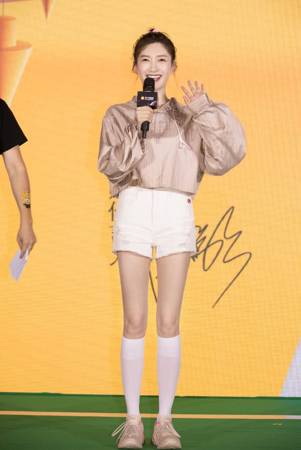 江疏影代言奥迪汽车,干练西装配皮短裤,应该是