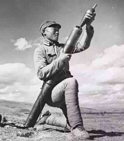 抗战时,士兵用大拇指来发射迫击炮,有什么原理