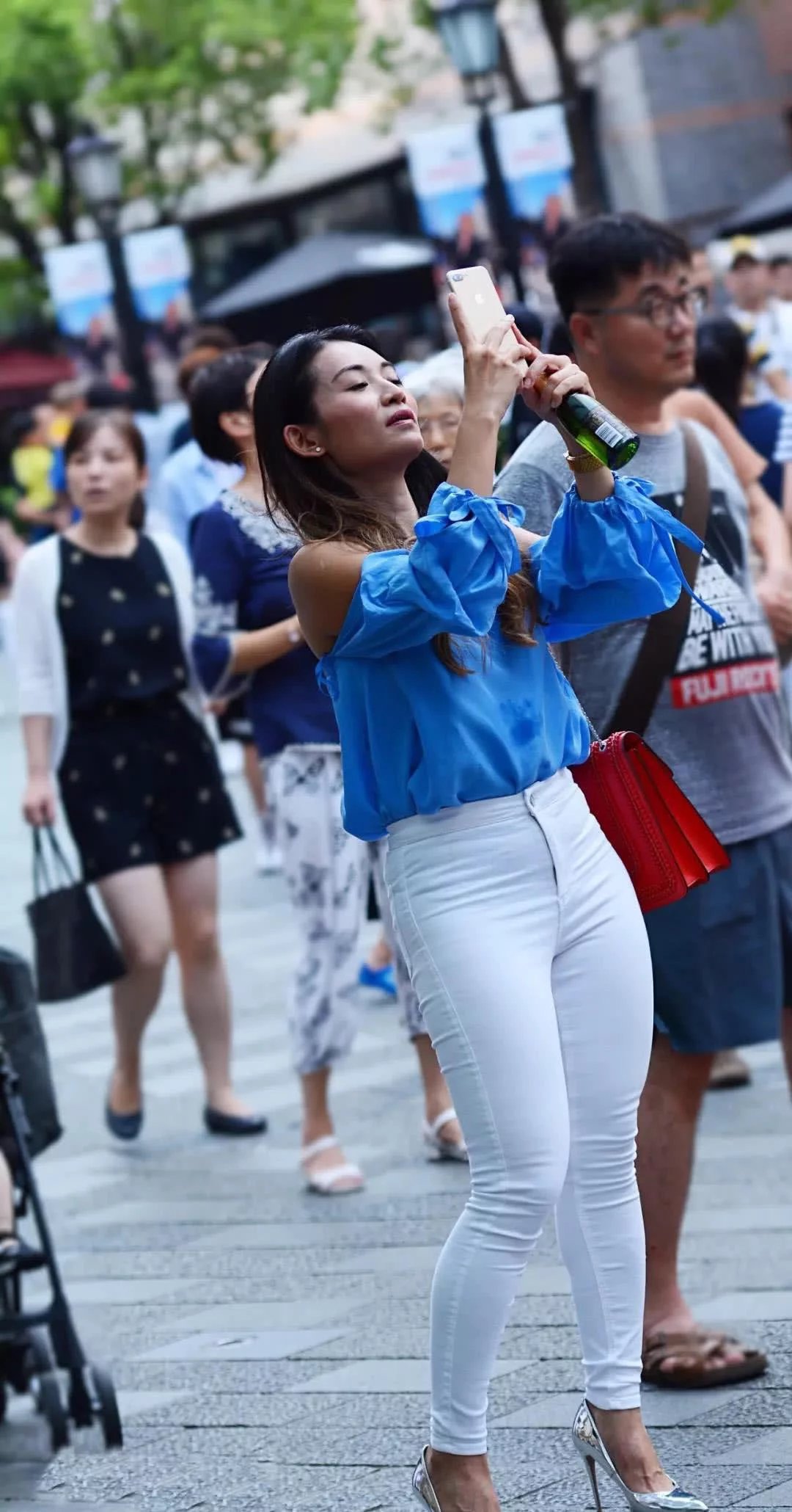 胯宽微胖的女子穿白色紧身裤拍风景,其实自己